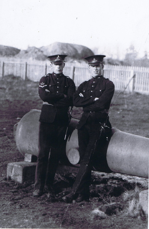 Two soldiers from the 5th Royal Canadian Artillery Regiment pose by a gun at Fort Macaulay - Esquima