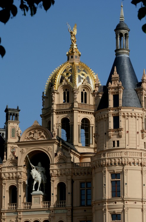 sucorsdaum: St Michel Archange château de Schwerin Allemagne