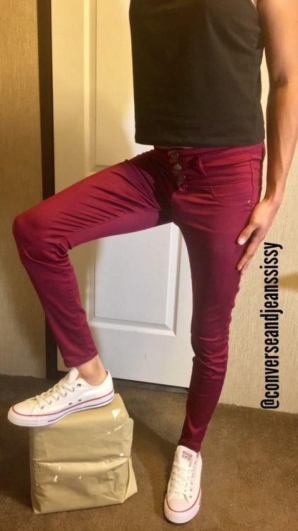 My first post! Do any daddies like my Converse and Jeans? DM me!