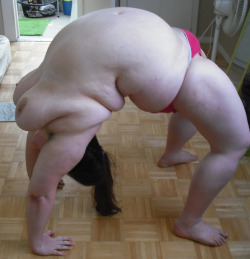 myveinydick:  twiggynightmare:  thegoodhausfrau:  Did you know I can bend backwards like this?  Wow!  I could be creative with that position