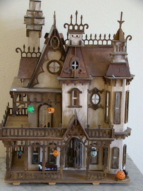 sacre-phantasm:Haunted doll houses. Awesome!A lovely collection of other miniature haunts.