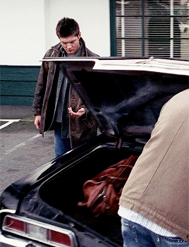 deanwinchesters:dean + his super cute duffle bag filled with weapons