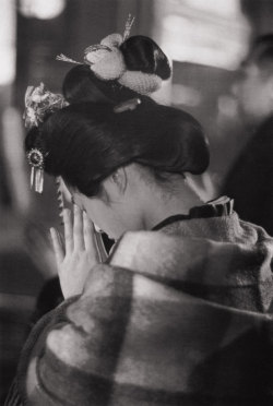 s-h-o-w-a:  Geisha praying at Senso-ji Temple, Japan, 1961Ph. Ihei Kimura