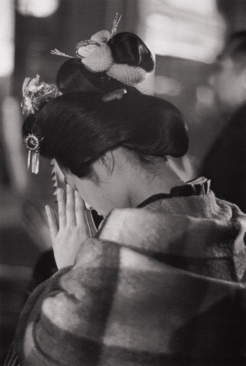 s-h-o-w-a:Geisha praying at Senso-ji Temple, Japan, 1961Ph. Ihei Kimura