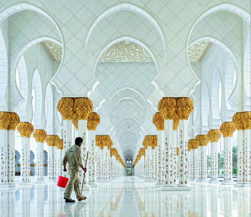 Sheikh Zayed Grand MosqueAbu Dhabi - UAEPhotograph: Hoang Long Ly/CIOB/PA