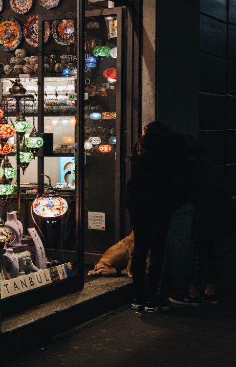 Via Vigevano, Milano, 26 Febbraio. “Ciao sono Gigio, vendo selfie e coccole gratis”