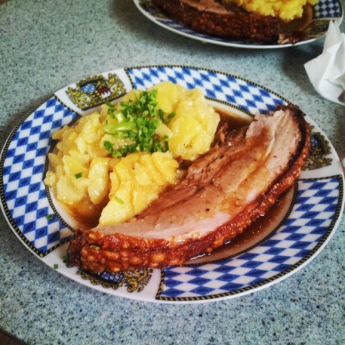 willkommen-in-germany:Krustenbraten mit Kartoffelsalat - pork belly with potato salad on a Bavarian 