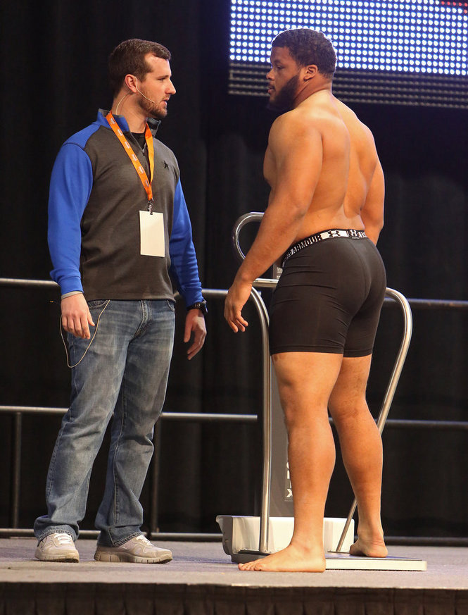 man4mancoitus:  Aaron Donald is a Tank. Sexy ass. 6’ 285lbs!!!!!!  Geez