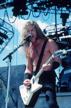 nowtheworldisgoneimjustone:  James Hetfield