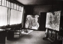 lapitiedangereuse:  Klimt’s studio with the last paintings he was working on. Vienna.