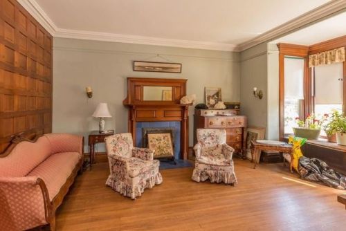 househunting:$399,000/5 br/3500 sq ftbuilt in 1890Fitchburg, MAsubmission!