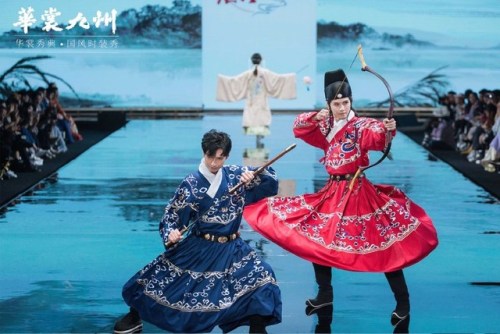 dressesofchina:HuaShangJiuZhou Dec. 2018 fashion show. Full show here.