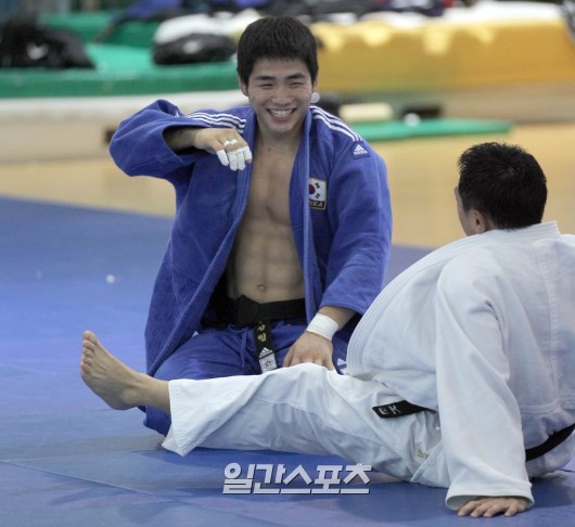 juyumyn:  국가대표 유도선수 안창림. 유도 선수라 몸 좋은 건 알겠는데