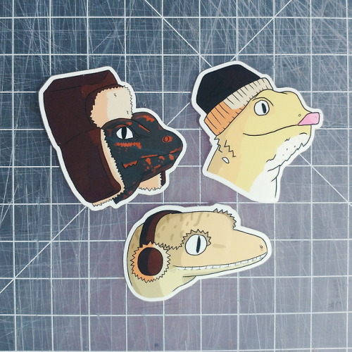 Did y’all know that I have winter themed lizard stickers?? You can find them on my etsy!