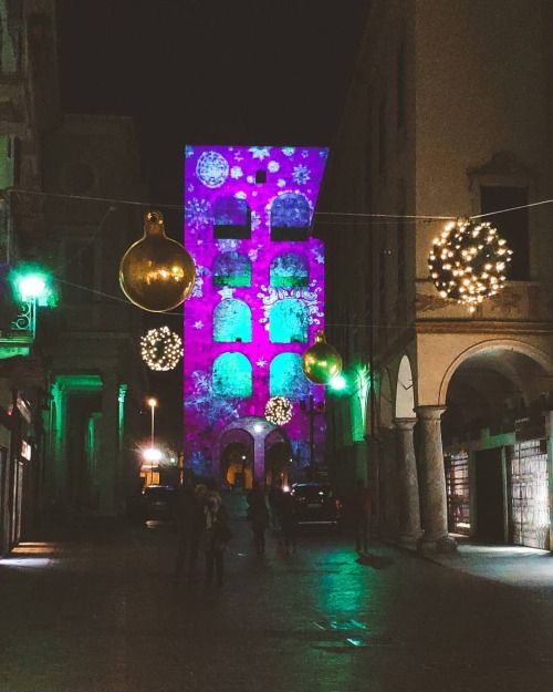 La città del Natale· · · #led #travel #natale #streetphotography #travelphotography #streetstyle #