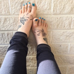 Girls & toes!