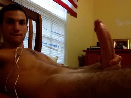 2hot2bstr8:  PRETTY SURE that thing could split you in HALF. wowwwwww…i wanna suck the HELL out of that monster!!!