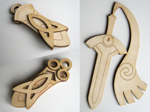 mimecapsule:Wooden Honedge! It actually comes out of its sheath!!!Source: Etsy.com