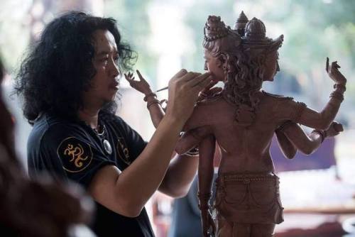 Artist Norachat CHoosakul making a Trimurti sculpture in clay, at Sake Thai Art Gallery