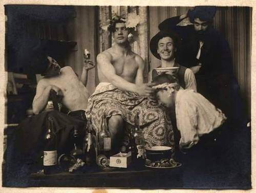 robynmas:froody:lapsedgoth:froody:froody:I love images of late Victorian/Edwardian period men taking goofy pictures with their bros……..boys night circa 1898Images with high levels of Bertie Wooster energies:vintage “me and the lads