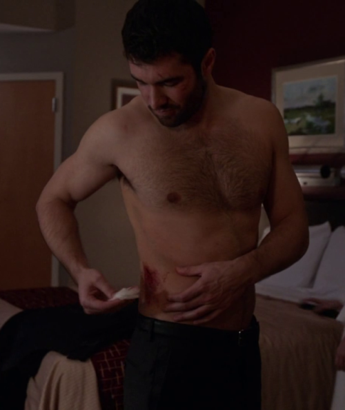 hotashellcelebmen:  More here :https://auscaps.me/2017/11/29/josh-bowman-shirtless-in-time-after-time-1-11-i-fall-behind/