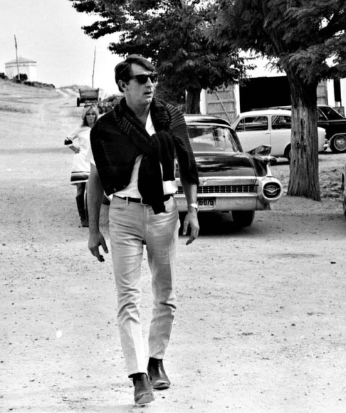 robert-mitchum: Robert Mitchum in Madrid, 1967