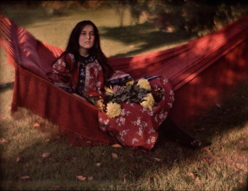 Portrait of Elsie Thomas in red hammock, ~1908. Autochrome, photograph – Alvin Langdon Coburn.