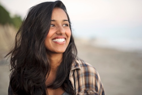 angrybrownprincess:look @ this cute pic of me without makeup laughing on da beach! ¯\_(ツ)_/¯