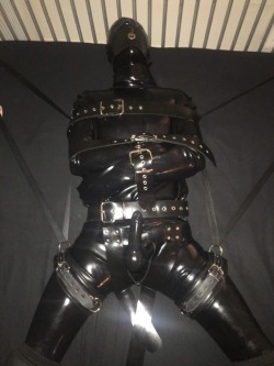 cruzzie123:Friend needed some rubber bondage …