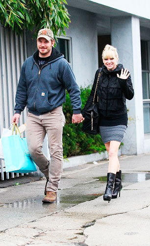 chrisprattdelicious:  Anna Faris shares a sweet kiss with husband Chris Pratt during