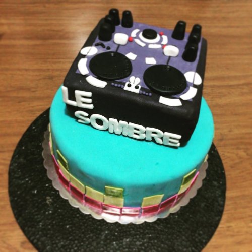 Feliz día @miguelcolmenares #LeSombre #bdaycake #cake #bday