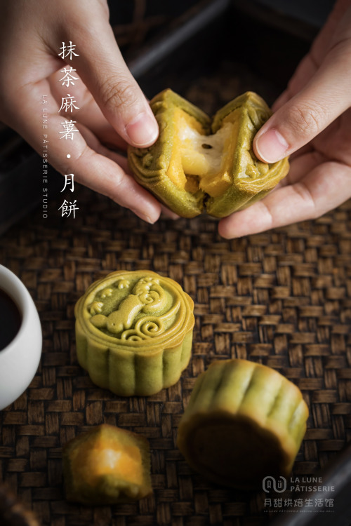 fuckyeahchinesefashion:Come and eat moon cakes and have a happy Mid-Autumn Festival.