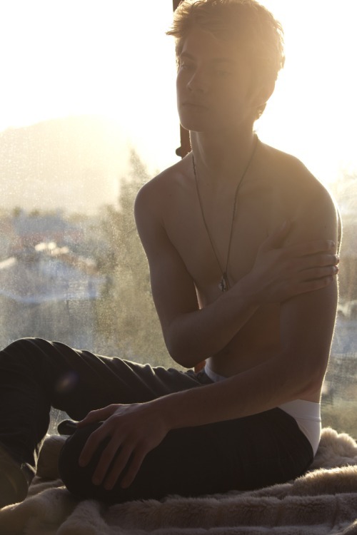 yourstrulymagickghost:  Handsome guy sunning in the light 🔥 