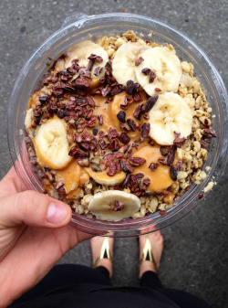 fitandilikeit:     earth—eater:  My first ever Acai bowl! It was so amazing!! Smoothie bowl: Acai, banana, peanut butter, almond milk Topped with: Banana, peanut butter, cacao nibs, hemp granola   
