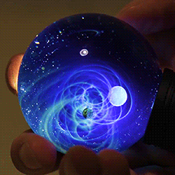 robins:  fencehopping:  Capturing mini-universes in glass, by artist Satoshi Tomizu.