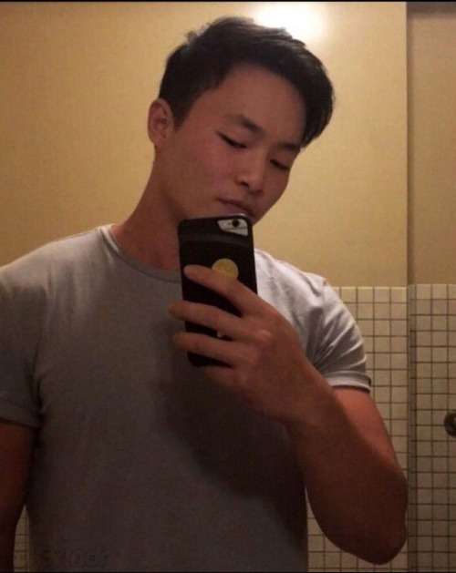 hornynsfboi:  Big dick hot Korean guy who stays in Singapore :)