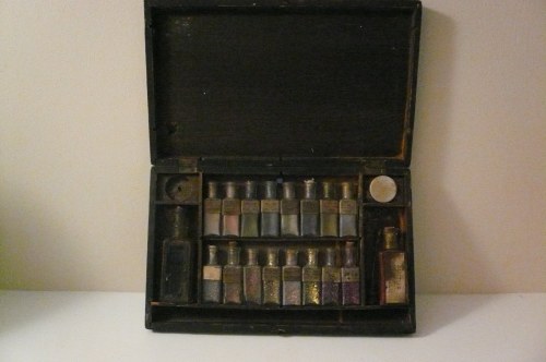 thestarsjustblinkforus:Early 19th century paint set