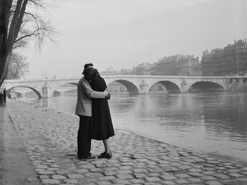 thereisnoforgetting:Fred Van Schagen, An embrace on the Seine, 1954