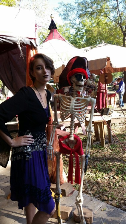 spookee-skeleton:Posing w/ bae