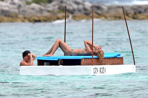 toplessbeachcelebs:  Heidi Klum (Model) topless in Mexico (April 2014) Part 4 
