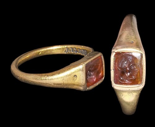 archaicwonder:Medieval Gold Ring Inscribed ‘I am yours’, 14th Century ADRed cloison with intaglio pr