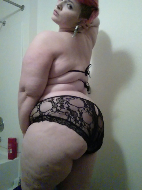 rollsofdestiny: My back looks significantly fatter than my front. My rollies eat the strings