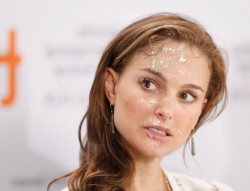 fuckyeahcelebrityfakes:  Natalie Portman facial, faker unknown. 