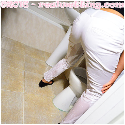 Preparing for a date, the stuck zipper makes Sara piss over the toilet.