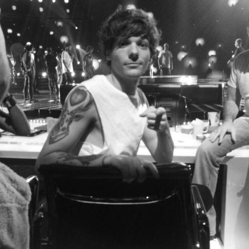 direct-news:  @syco: Hello from @Louis_Tomlinson - backstage at @TheXFactor