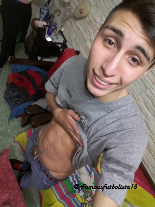 famousfutbolista18: Joaco / 19 años /buenos aireseste si qe esta vergon o no? mmm que rico y 