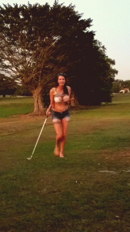 dysfunctional-amateurs:  Lydia makes golfing look like an entirely different game 