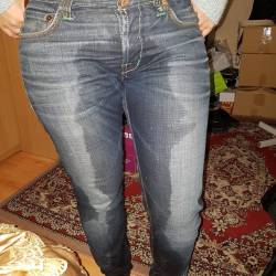 &frac12; Джинсы от Армани тоже замечательно промокают))) #peepants #pantswetting #peemypants