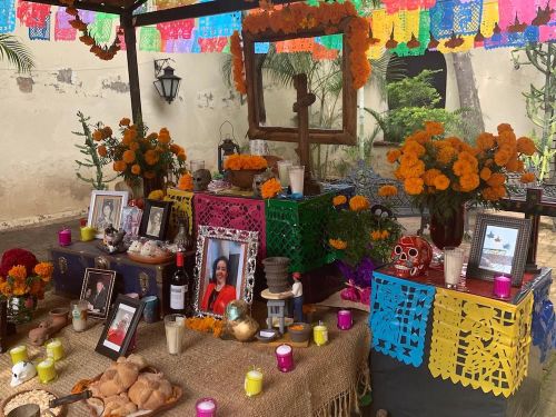 blondebrainpower:From marigolds to sugar skulls, each object on a Día de Muertos altar has a significance