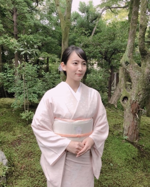 t-driver:  昨日着させて頂いたお着物は…  紋沙、桐竹鳳凰文 (ぼかし染め)染師:河田信介さん (手描き友禅)染師:藤井嵐晴さん  桐の竹の実を食べたとする鳳凰。 中国の言い伝えから生まれたお着物です。
